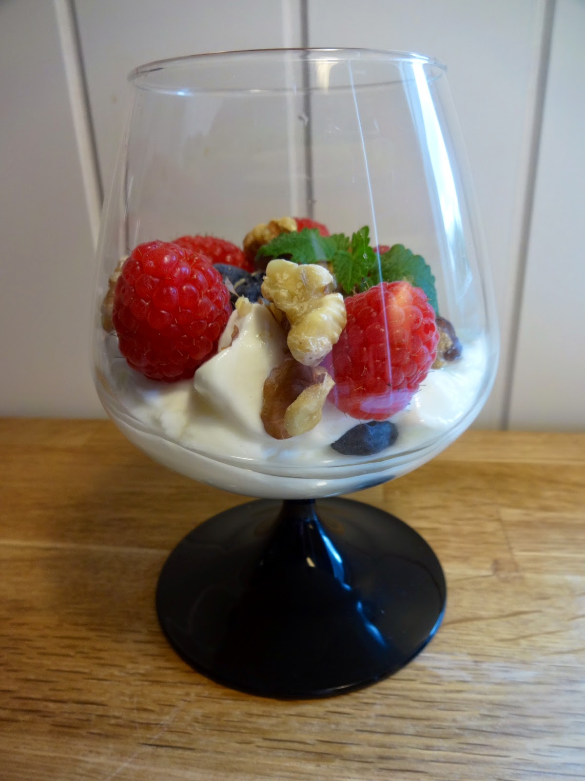 Edels Mat Gresk yoghurt med honning, nøtter og friske bær ! ღ